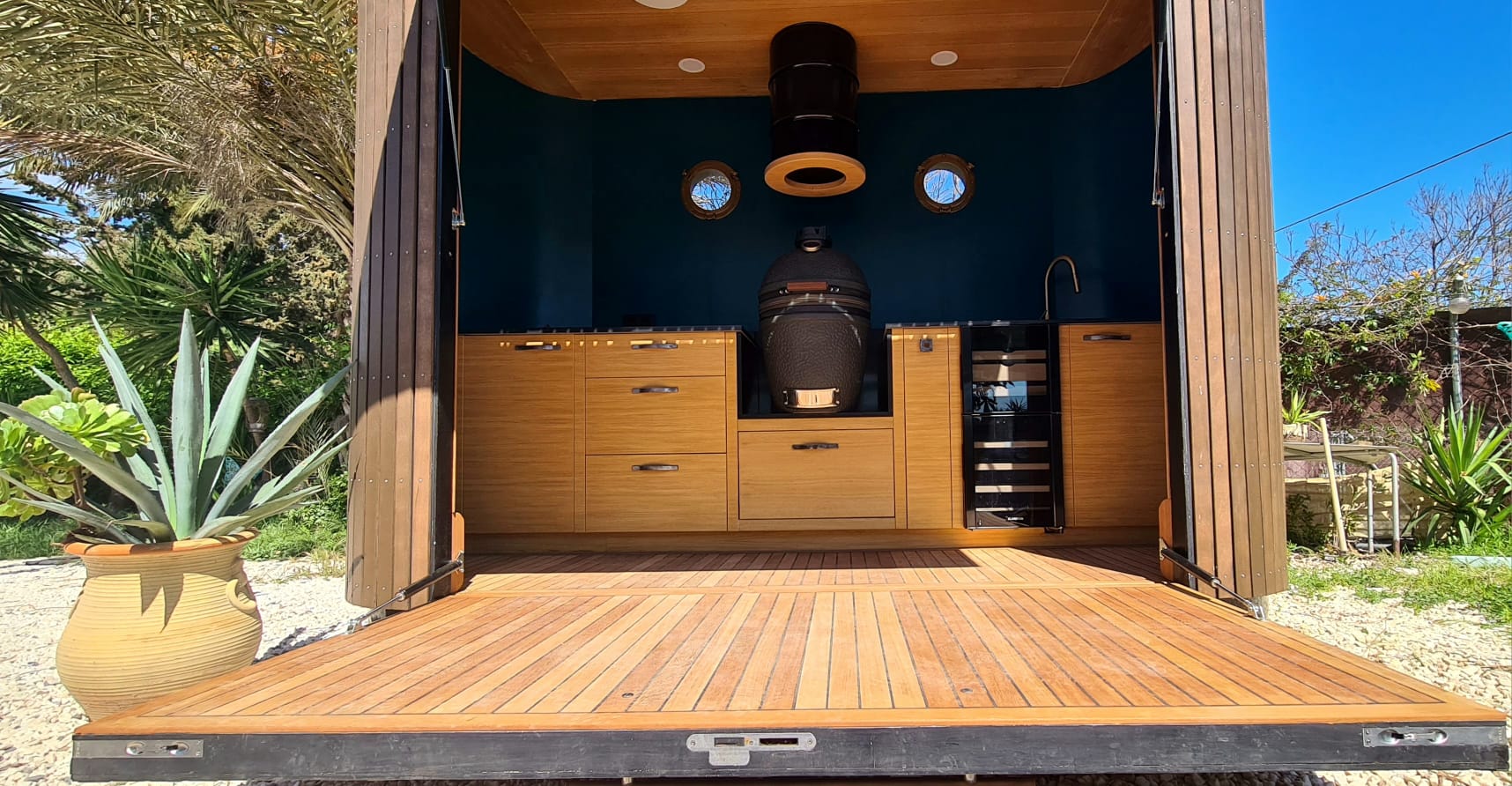 Geopend paviljoen — frontaal aanzicht