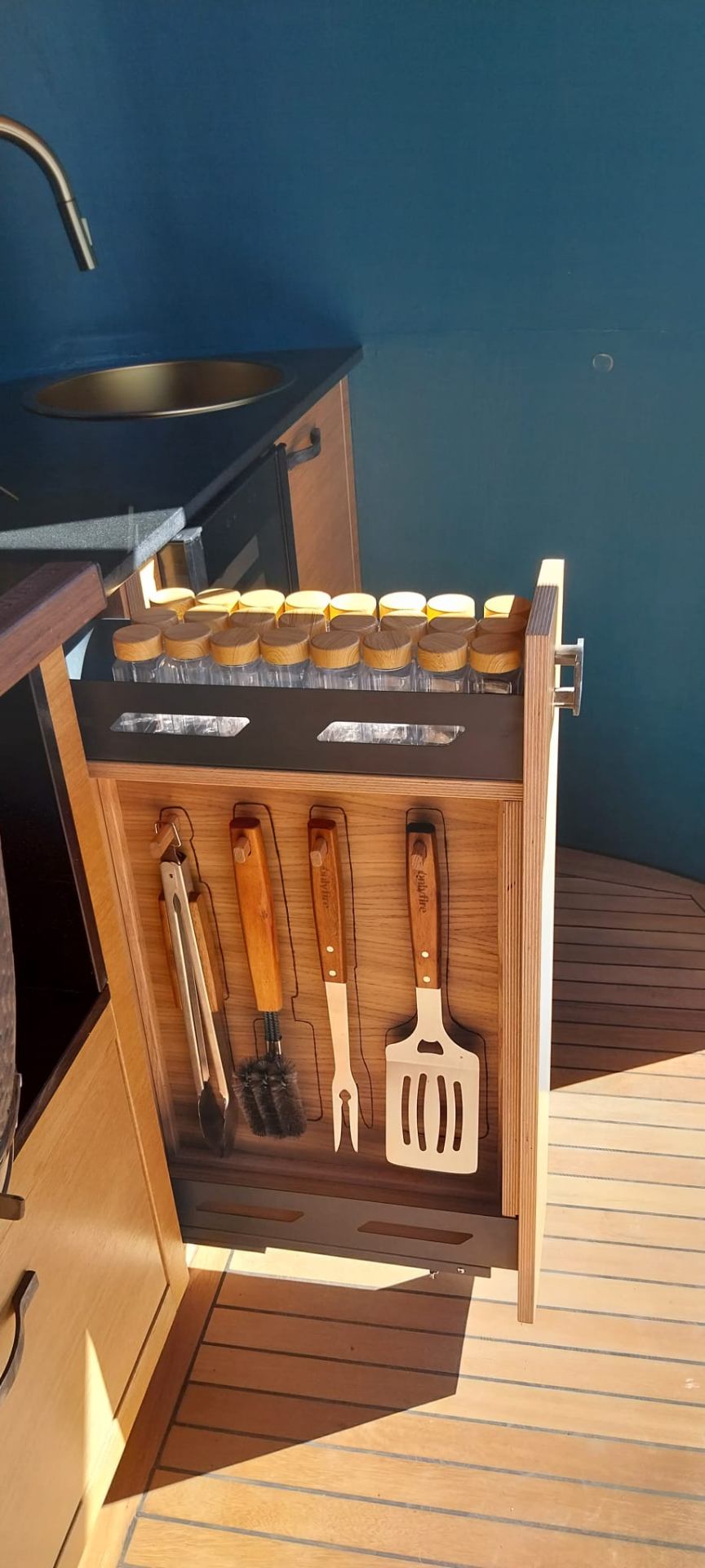 Uitschuifbare lade met messen en specerijen