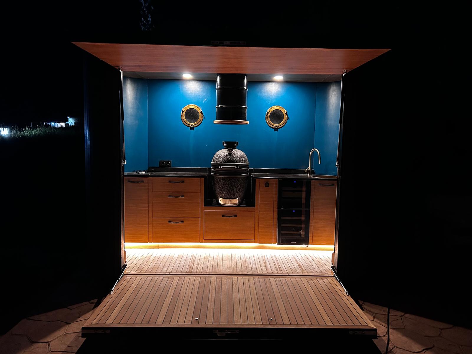 Paviljoen bij avond, dek uitgeklapt