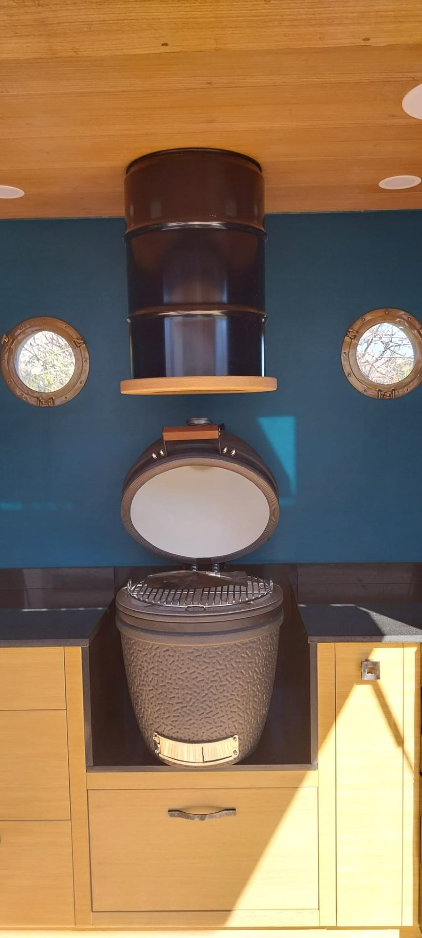 Big Green Egg in eiken cabinet, scheepsinterieur in diepblauw