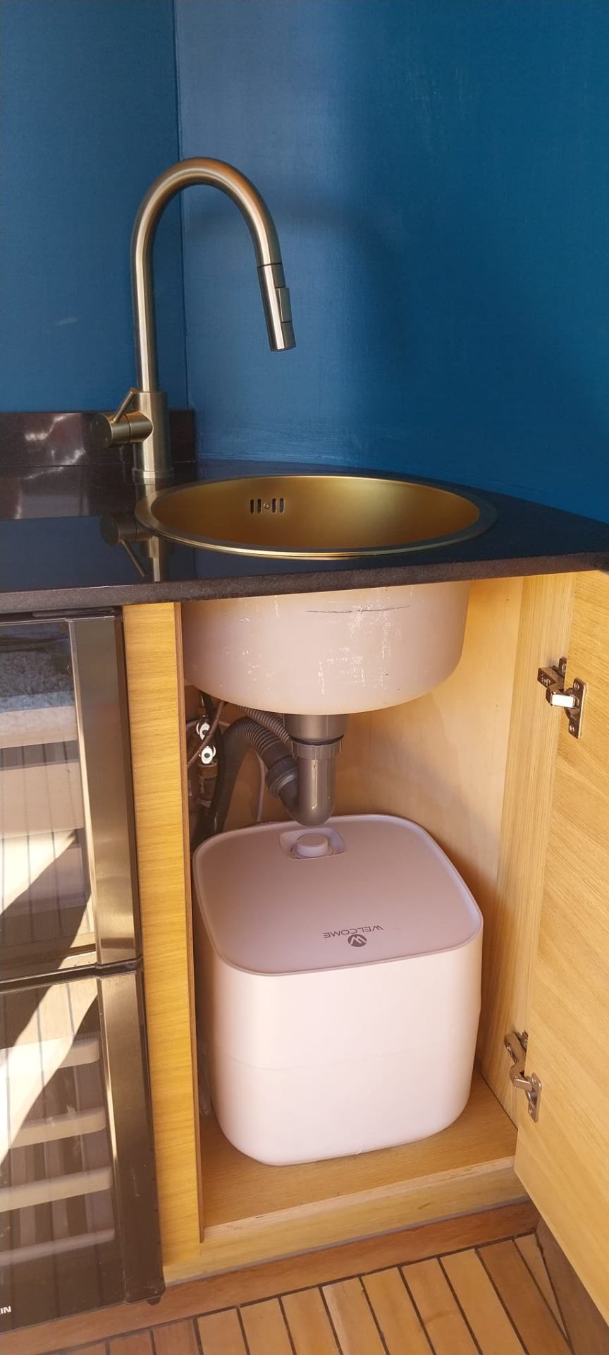 Messing kraan boven een ronde wasbak in messing